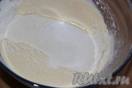 В достаточно объёмную миску, в которой будет удобно взбивать миксером, нужно разбить яйца, всыпать сахар, взбить миксером на максимальный оборотах в течение минут 5-6. В процессе взбивания масса должна значительно увеличиться в объёме и посветлеть. В получившуюся массу добавить разрыхлитель, начать частями всыпать просеянную муку, каждый раз полностью вмешивая её движениями лопатки снизу вверх.