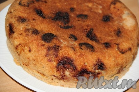 Для того чтобы проверить готовность, проколите пирог сверху сухой деревянной зубочисткой, если зубочистка после прокола останется сухой, значит шарлотка готова. Достать форму с готовой выпечкой из духовки, слегка остудить, а затем переложить на тарелку и дать полностью остыть.