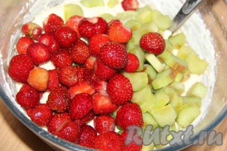 Добавить в тесто клубнику и ревень, перемешать.
