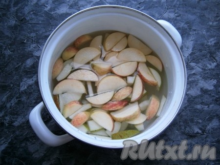 Сюда же влить горячую воду, перемешать, поставить кастрюлю с фруктами на огонь.
