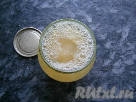 Перелить готовый, кипящий компот в простерилизованную банку вместе с фруктами.