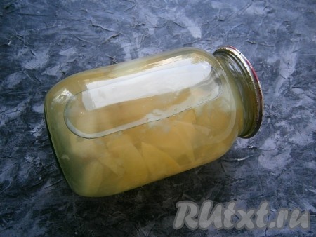 Закатать банку с компотом прокипячённой крышкой, перевернуть баночку вверх дном, хорошо укутать (например, в одеяло или в плед) и оставить до полного остывания.
