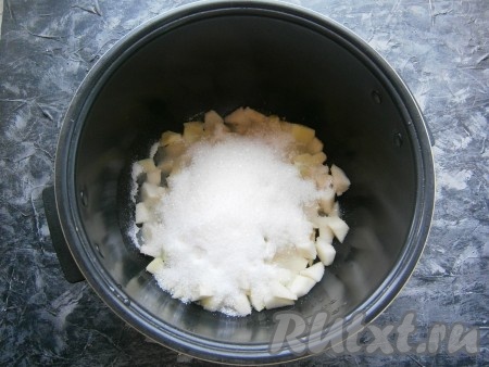 Всыпать сахар и влить 50 мл воды.
