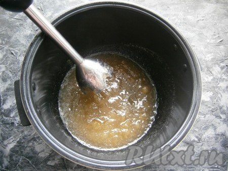 Перемешать и выставить программу мультиварки "Десерты" или "Тушение" на 1 час. Крышку мультиварки закрыть. Затем, по прошествии времени, выставить программу "Жарка" или "Выпечка" на 15 минут и выпарить большее количество жидкости. За 5 минут до окончания программы добавить лимонную кислоту. После этого, если груши не разварились и не превратились в джем, пробить их погружным блендером до состояния джема (пюре).
