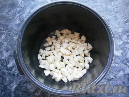 Очистить груши от кожицы и семян, нарезать небольшими кубиками, поместить в чашу мультиварки.
