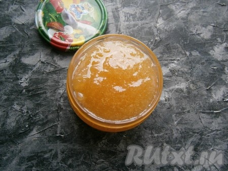 Снова выставить программу "Жарка" на 5 минут и в течение этого времени джем прокипятить. Сразу же горячим выложить джем в простерилизованную, сухую баночку. Даже в горячем виде джем уже приобретает достаточно густую консистенцию.
