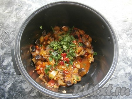 Перемешать, закрыть крышку мультиварки и выставить программу "Тушение" на 25 минут. По прошествии минут 15 с начала тушения добавить рубленную зелень петрушки. Я добавила ещё и горький перец для остроты (перец порубить мелко ножом). Перемешать, закрыть крышку и тушить&nbsp;аджапсандал дальше до сигнала.
