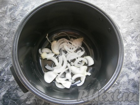 Очистить лук, нарезать его полукольцами (или четвертинами), выложить в чашу мультиварки, влить 3 столовые ложки растительного масла.
