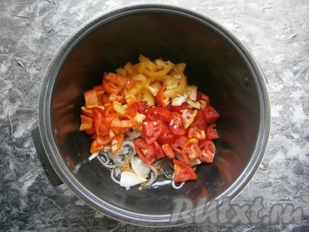 Выставить программу мультиварки "Жарка" на 20 минут. Помешивая, обжарить лук в течение 10 минут и затем добавить помидоры, нарезанные кусочками, и болгарский перец, нарезанный соломкой (или кусочками), обжаривать, перемешивая, до окончания программы.
