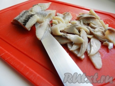 Филе сельди нарезать небольшими кусочками.