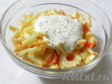 Заправить салат из сельди с яблоком соусом, перемешать.