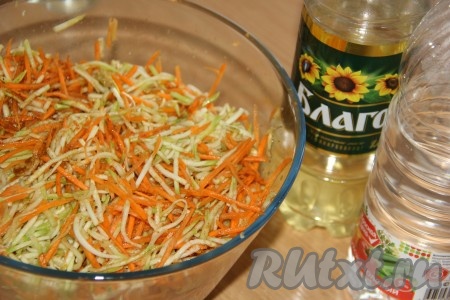Тщательно перемешать овощи, влить уксус и масло. Хорошо перемешать кабачково-морковную смесь, накрыть крышкой и поставить на сутки в холодильник.

