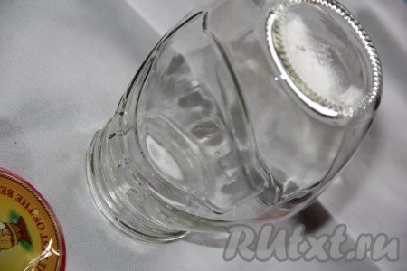 Баночки вымыть с содой и простерилизовать любым способом. Крышки выложить в отдельную кастрюльку, залить водой, поставить на огонь, после закипания воды прокипятить их минут 5.