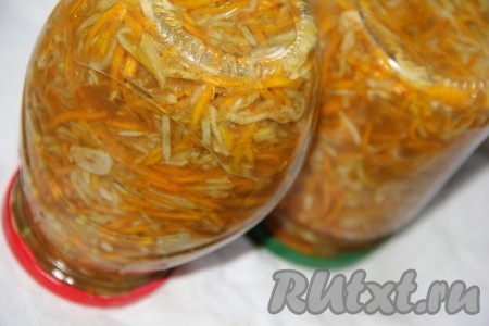 Готовые банки с кабачками и морковкой в маринаде достать из кастрюли, закрутить крышками. Перевернуть их вверх дном, укутать (я укутываю в одеяло). А после полного остывания переставить баночки в прохладное место на хранение.
