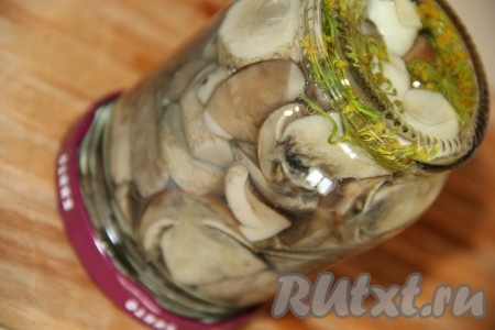 Закрыть банку с лесными грибами в маринаде крышкой, перевернуть вверх дном, укутать со всех сторон, а после полного остывания убрать на хранение в холодильник.
