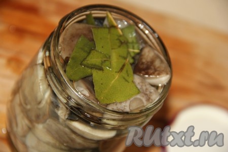 Заполнить баночку с лесными грибами до самого верха горячим маринадом.
