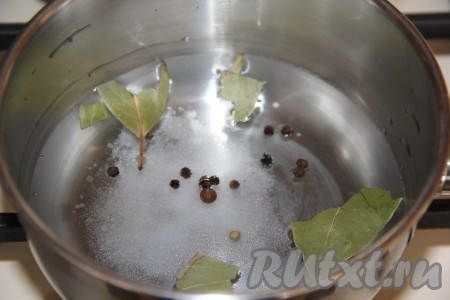 Для приготовления маринада соединить в кастрюле воду, соль, горошины чёрного перца, лавровые листья и сахар.
