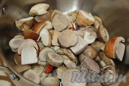 Ножки грибов можно нарезать кружочками. Шляпки с частью ножки можно разрезать пополам.
