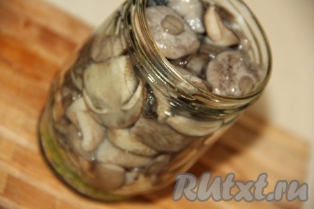 Переложить грибы в банку, заполняя её полностью.
