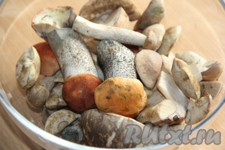 Грибы очистить от листиков и травы, затем хорошо промыть водой.
