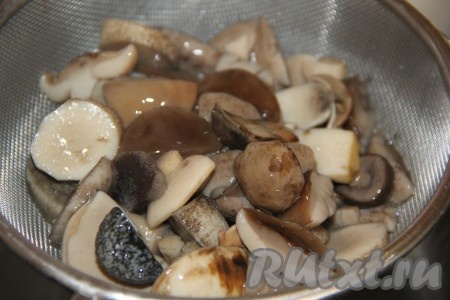 Готовые грибы откинуть на дуршлаг.