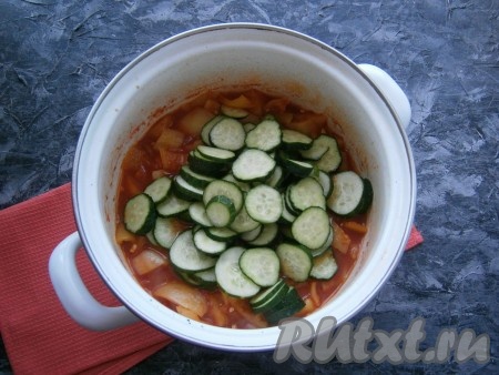 Когда болгарский перец будет практически готов (готовый перец будет легко прокалываться вилкой), добавить в кастрюлю огурцы.
