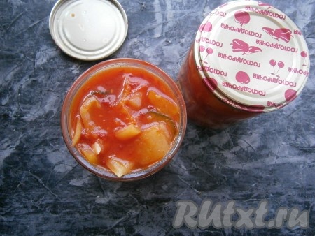 Влить уксус, перемешать и варить ещё 5-7 минут с момента закипания на небольшом огне. Лечо разложить по простерилизованным, сухим банкам. И сразу же закатать банки прокипяченными крышками. Банки с заготовками поставить крышками вниз и укутать в одеяло, в таком виде дать полностью остыть.
