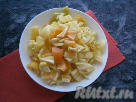 Болгарский перец вымыть, очистить от хвостиков и семян, нарезать средними кусочками.
