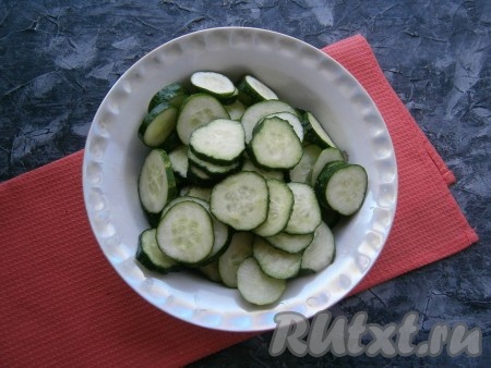 Варить перец в томате 15 минут на небольшом огне, периодически помешивая. Огурцы нарезать кружочками толщиной около 2-3 мм.
