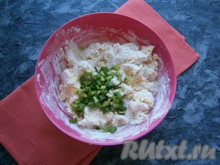 Также добавить и измельчённый зелёный лук.
