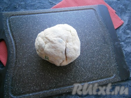 Замесить тесто, которое будет плотным, но достаточно липким (в тесто муку больше не добавлять).

