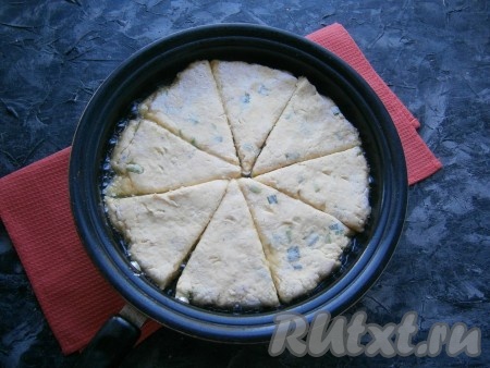 Сковороду разогреть с растительным маслом и выложить каждую часть лепёшки по кругу.
