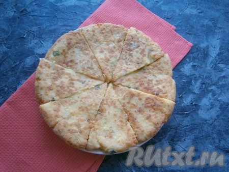 Переложить части лепёшки со сковороды на тарелку.
