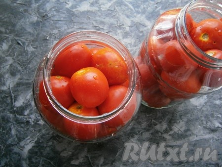 Чисто вымытые банки наполнить спелыми, но плотными, предварительно вымытыми помидорами.
