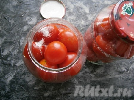 Ещё раз слить воду из баночек в кастрюлю, добавить соль и сахар, довести воду до кипения. В банки с помидорами всыпать лимонную кислоту (в банку объёмом 1,5 литра нужно всыпать 0,5 чайной ложки кислоты).
