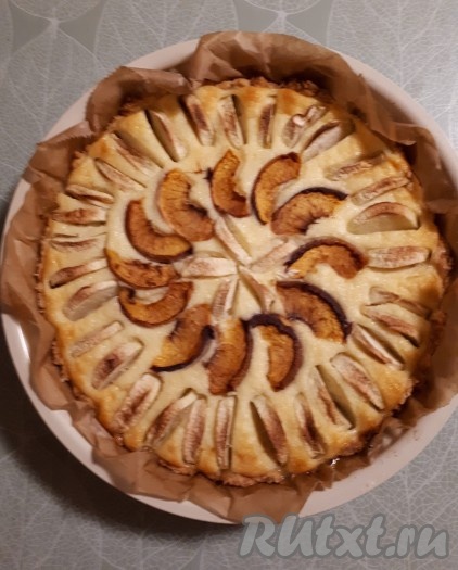 Поместить форму с тестом в духовку, заранее нагретую до 180 градусов, и печь пирог 60 минут.
