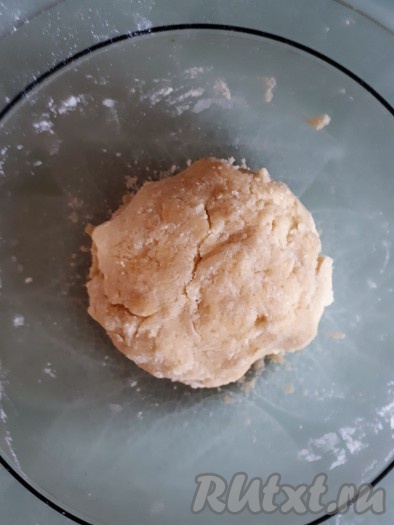 Добавить яйцо и быстро замесить мягкое, приятное в работе тесто.&nbsp;Завернуть тесто в пакет и охладить в холодильнике в течение 1 часа.
