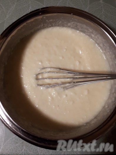 В смесь яиц и йогурта (или сметаны) добавить манную кашу, перемешать и начинка готова.
