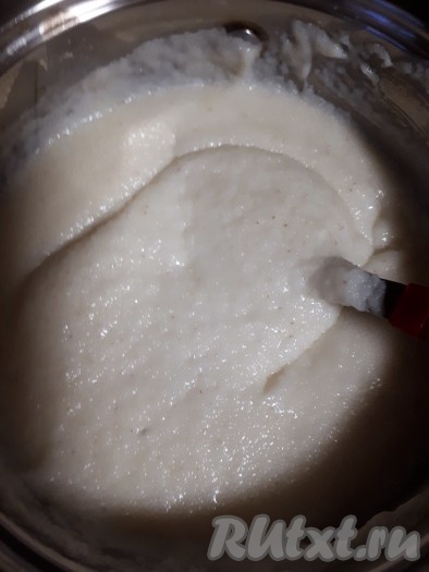 Приготовить начинку, для этого молоко довести до кипения, затем всыпать в него нужное количество манной крупы и снова довести до кипения, постоянно помешивая. Варить на небольшом огне до загустения. Манная каша станет очень густой, но не пугайтесь, так и должно быть. Кастрюлю с кашей снять с огня и охладить до комнатной температуры.
