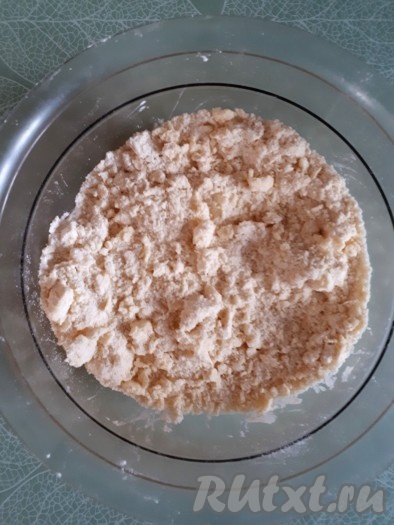 Добавить охлаждённое сливочное масло, нарезанное на кусочки, перемешать до образования жирных крошек.
