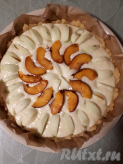 Сверху выложить подготовленные фрукты, немного вдавливая их в начинку.
