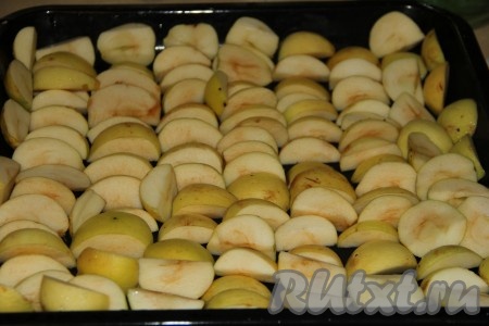Яблоки вымыть и удалить сердцевинку, от кожуры не чистим. Нарезать на дольки. Я среднее яблоко разрезала на 8 долек. На противень плотно выложить дольки яблок.
