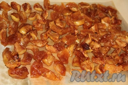 Слегка остудить яблоки и аккуратно переложить на пергамент (или тефлоновый коврик). Оставить яблочки на 2 дня при комнатной температуре, за это время они немного подсохнут.