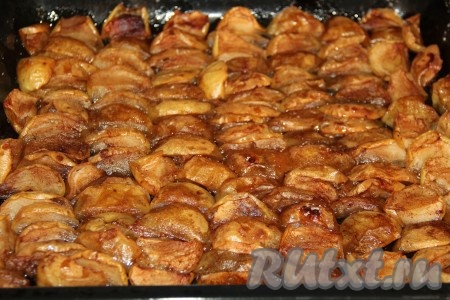 Поставить противень с яблоками в разогретую духовку и запекать минут 25 при температуре 200 градусов.
