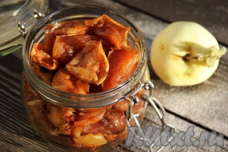 Сложить плотно яблоки в чистую сухую банку. Хранить сухое варенье из яблок нужно, закрыв крышкой, в холодильнике. Возможно, оно так и не доживёт до зимы, ведь вкус у этого необычного варенья особенный, его обязательно стоит попробовать!
