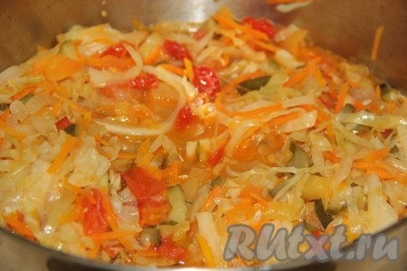 Варить овощную солянку с момента закипания 40 минут на медленном огне, периодически перемешивая.
