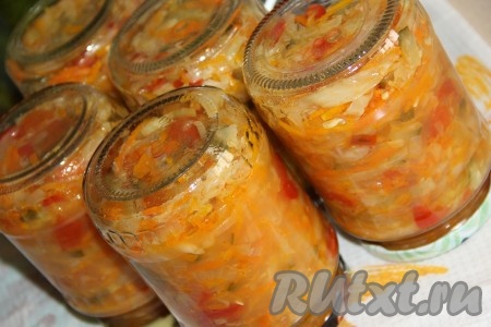 Закрыть банки чистыми крышками (я прокипятила крышки в течение 5 минут). Баночки с солянкой перевернуть вверх дном, сразу же укутать (можно укутать в одеяло) и дать им полностью остыть в течение 1-2 суток, а затем переставить в кладовку (или погреб) на хранение. У меня получилось 5 банок по 800 мл.
