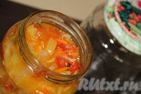 Банки простерилизовать любым способом. Сразу же разложить горячую солянку по стерильным банкам.

