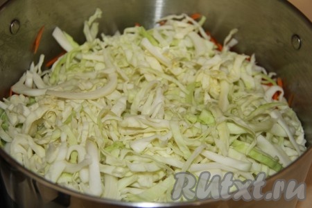Затем добавить нашинкованную капусту.
