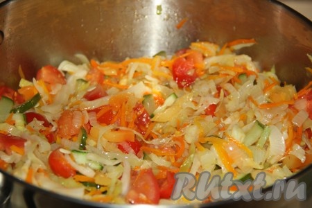 Тщательно перемешать овощи и поставить на огонь.
